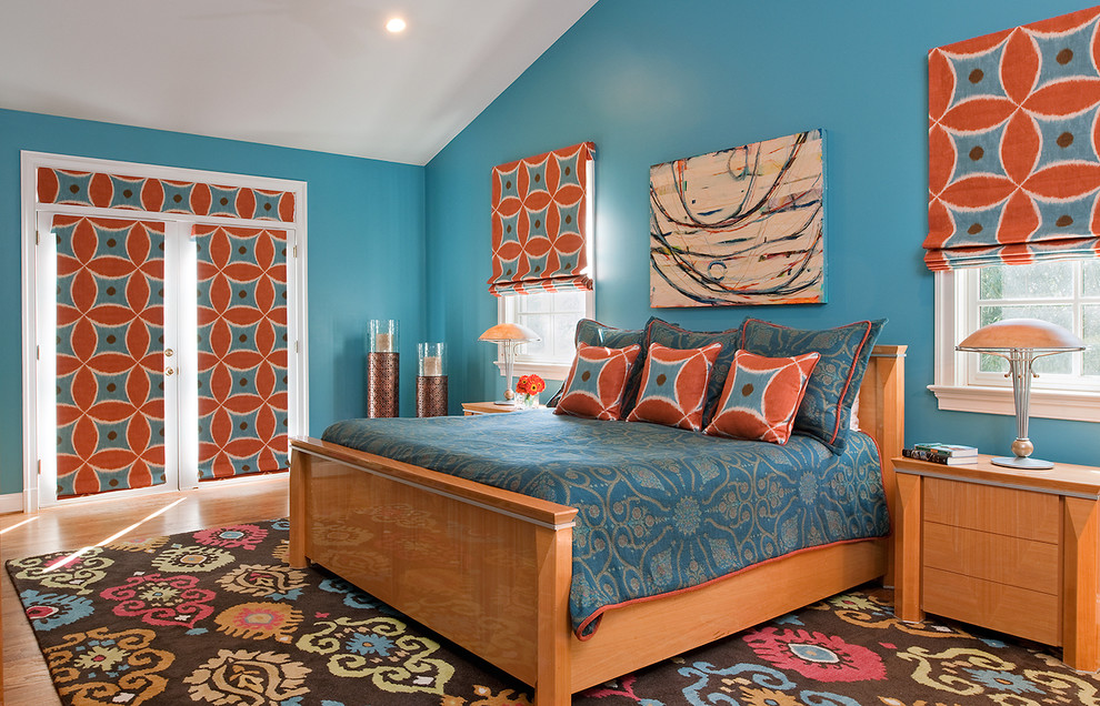 Eklektisches Schlafzimmer mit blauer Wandfarbe und braunem Holzboden in Denver