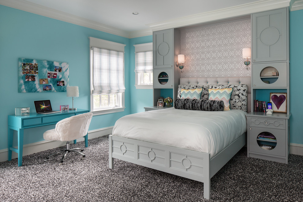 Idée de décoration pour une grande chambre avec moquette tradition avec un mur bleu.