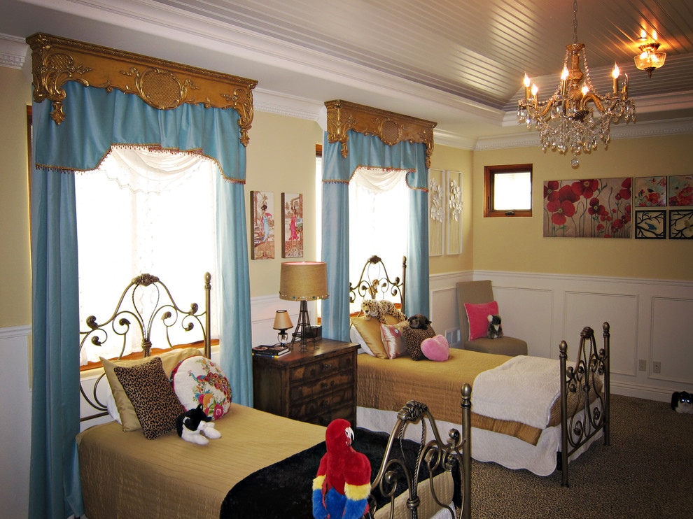 Imagen de dormitorio bohemio grande con paredes beige, moqueta y suelo negro