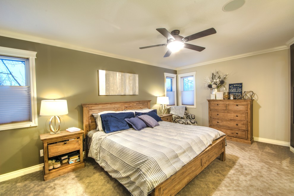 Свежая идея для дизайна: хозяйская спальня среднего размера в стиле ретро с бежевыми стенами, ковровым покрытием и коричневым полом - отличное фото интерьера