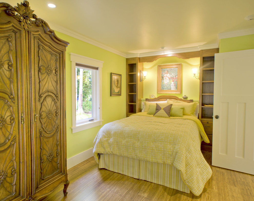Eklektisches Schlafzimmer mit gelber Wandfarbe und gelbem Boden in Seattle