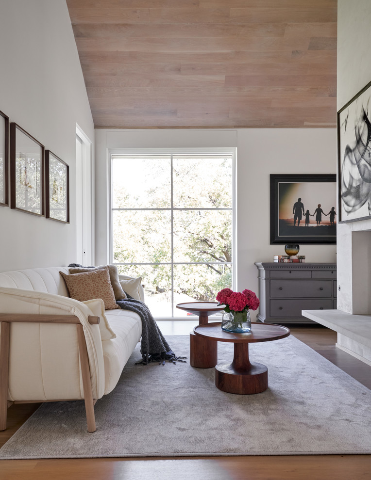 Aménagement d'une chambre parentale classique de taille moyenne avec un mur blanc, un sol en bois brun, un sol marron, une cheminée double-face et un manteau de cheminée en carrelage.
