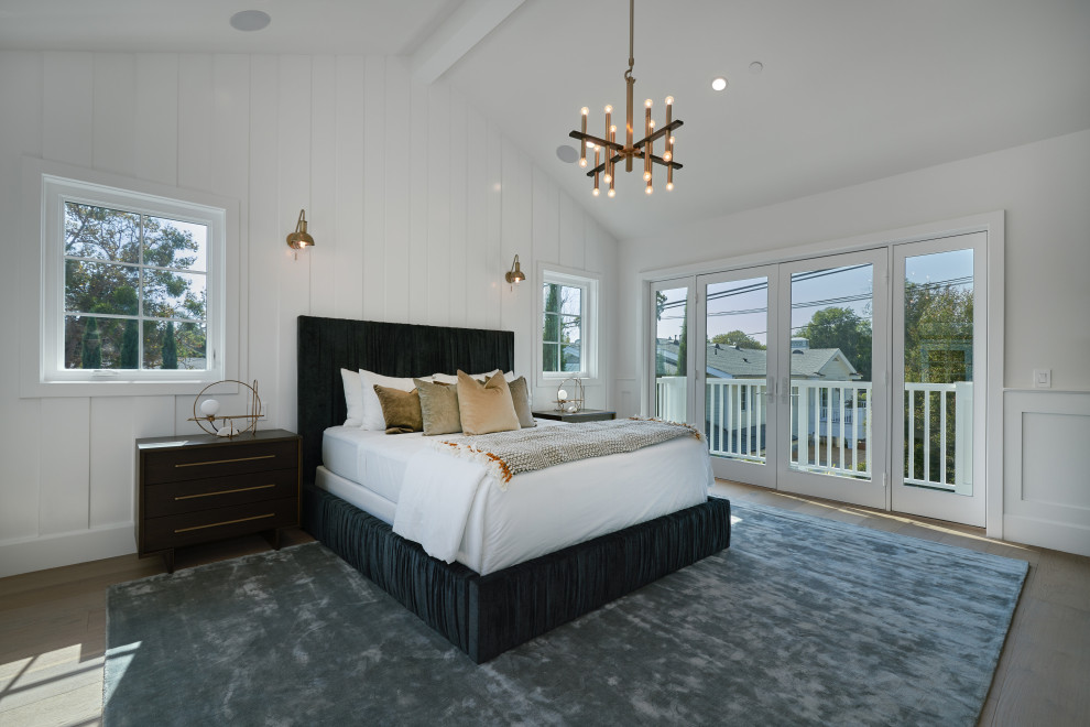 Immagine di una grande camera matrimoniale design con pareti bianche, pavimento in legno massello medio, pavimento marrone e boiserie