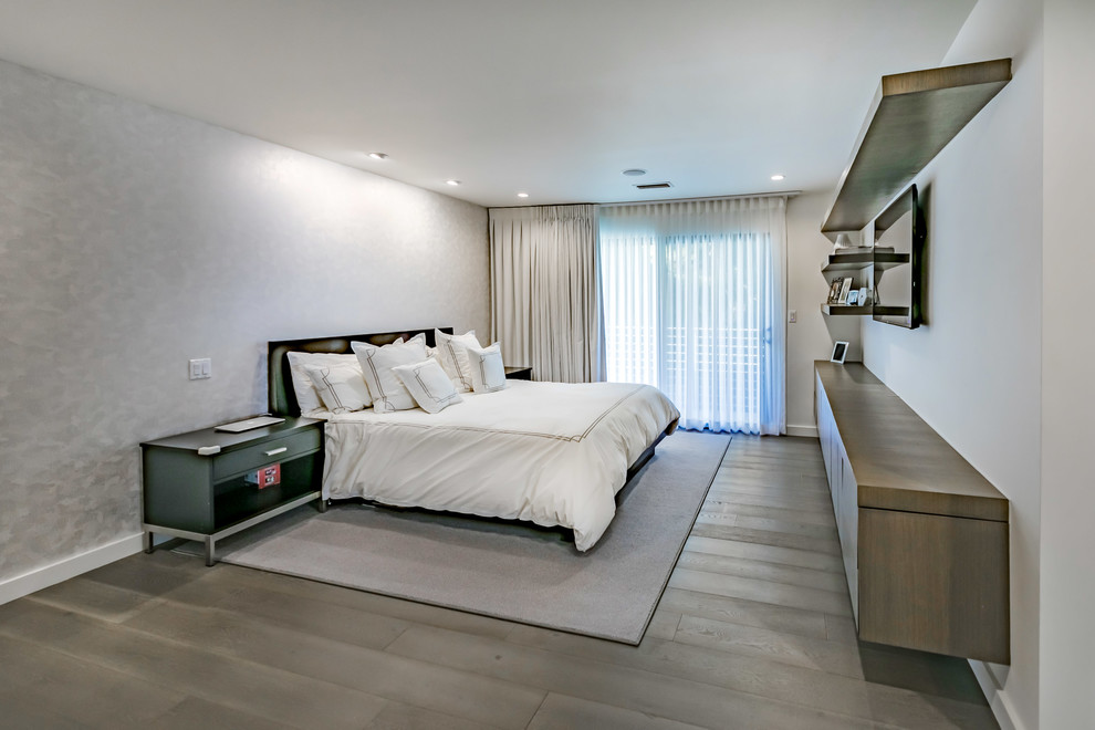 Пример оригинального дизайна: хозяйская спальня среднего размера в стиле модернизм с белыми стенами, паркетным полом среднего тона и серым полом без камина
