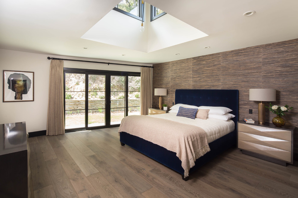 Imagen de dormitorio principal clásico renovado con paredes blancas, suelo de madera en tonos medios y suelo gris
