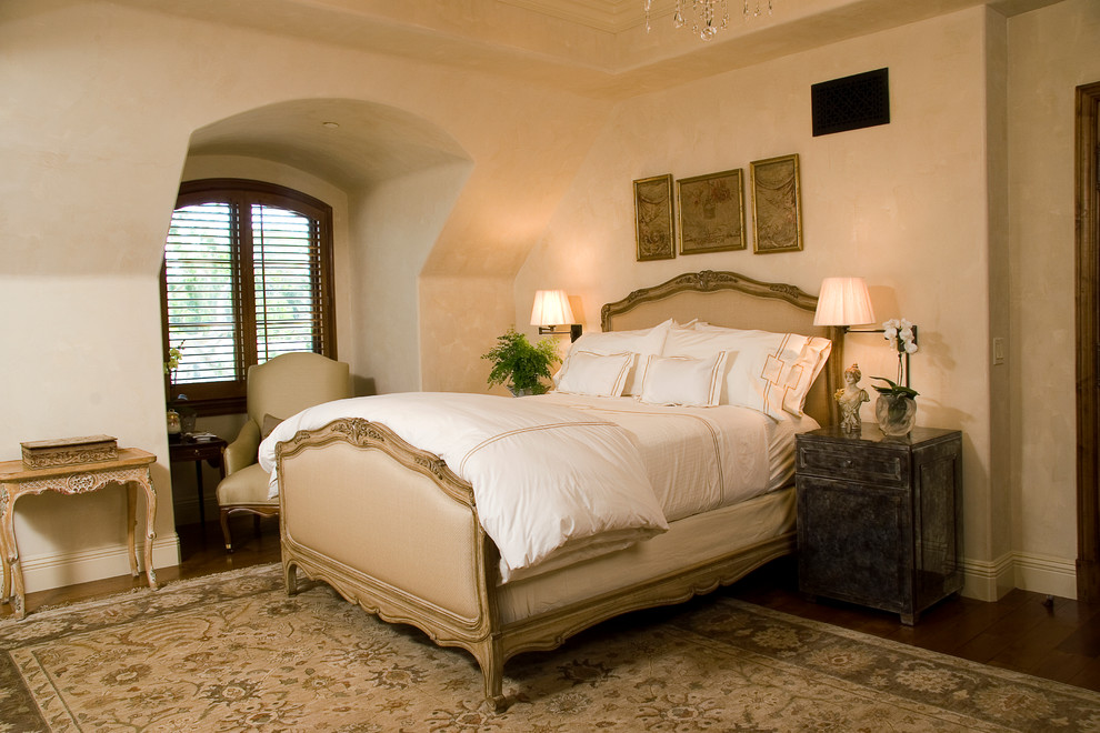 Modelo de habitación de invitados clásica extra grande con paredes beige