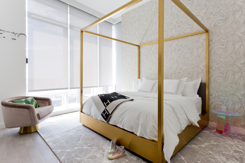 Imagen de dormitorio contemporáneo con suelo de madera clara y suelo beige