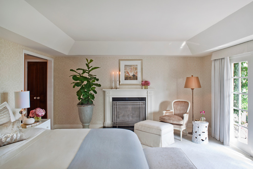 ロサンゼルスにある中くらいなトラディショナルスタイルのおしゃれな客用寝室 (ベージュの壁、カーペット敷き、標準型暖炉、木材の暖炉まわり、白い床) のレイアウト