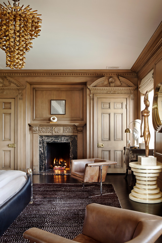 Stilmix Hauptschlafzimmer mit brauner Wandfarbe, dunklem Holzboden, Kamin und Kaminumrandung aus Stein in Los Angeles