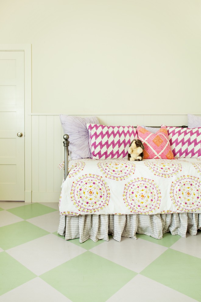 Foto de dormitorio clásico renovado de tamaño medio con paredes blancas