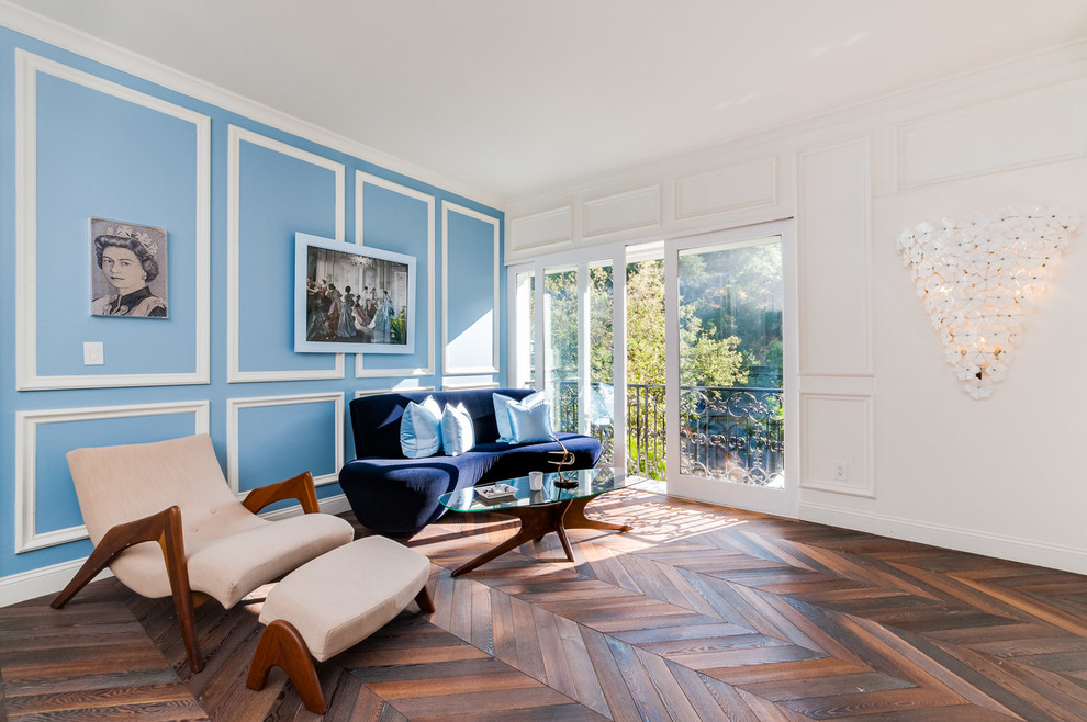 Modelo de dormitorio principal ecléctico extra grande con paredes azules y suelo de madera oscura