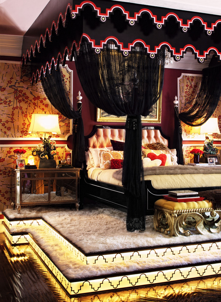 Foto de dormitorio principal tradicional con paredes rojas
