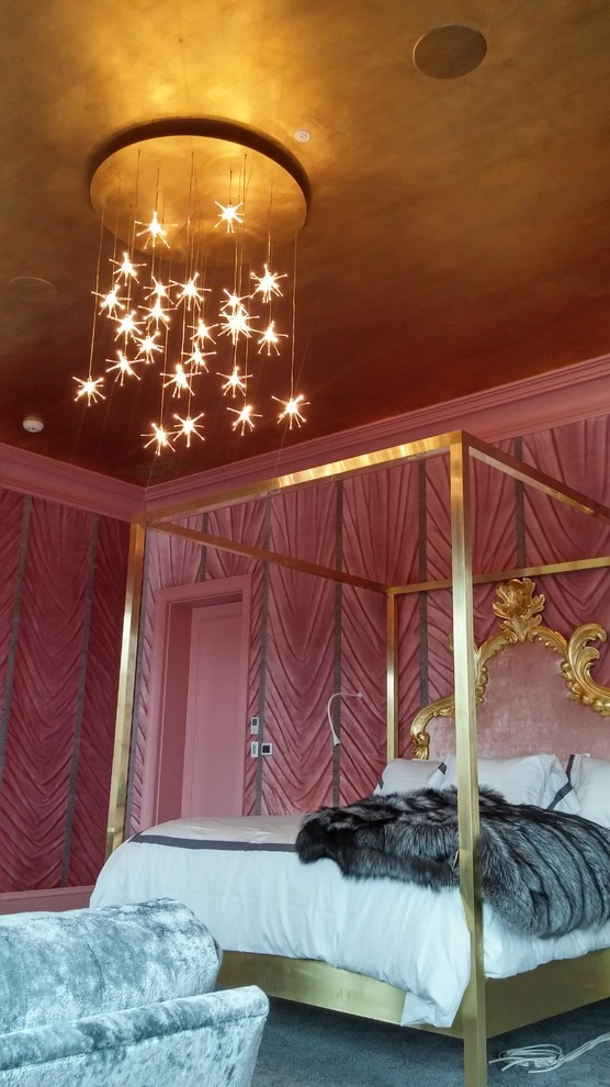 Foto de dormitorio principal contemporáneo extra grande con paredes rosas y moqueta