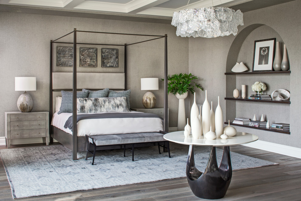Mediterranes Hauptschlafzimmer mit grauer Wandfarbe, dunklem Holzboden, Kassettendecke und Tapetenwänden in Los Angeles