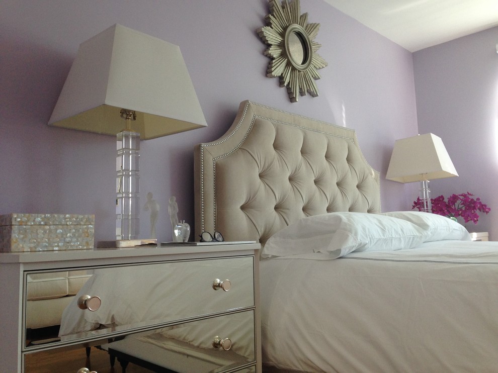 ロサンゼルスにある小さなコンテンポラリースタイルのおしゃれな寝室 (紫の壁、濃色無垢フローリング、照明)