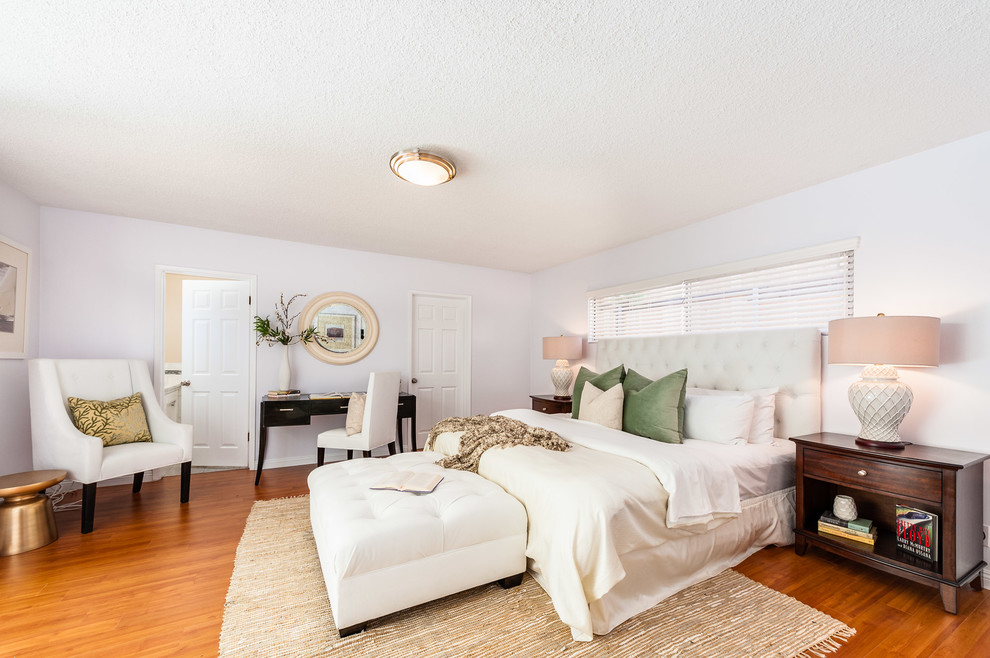 Foto di una camera matrimoniale minimalista di medie dimensioni con pavimento in legno massello medio e pareti viola