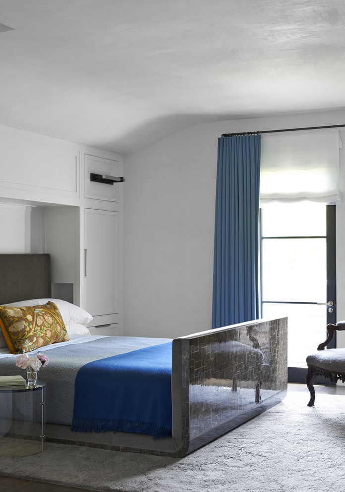Diseño de dormitorio principal clásico renovado extra grande sin chimenea con paredes blancas y moqueta