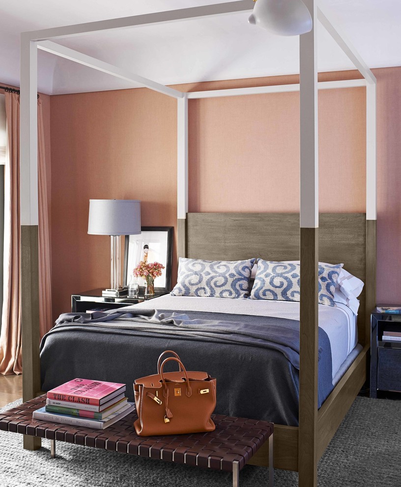 На фото: хозяйская спальня в стиле неоклассика (современная классика) с розовыми стенами без камина с