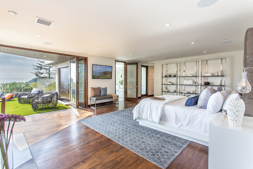 Mittelgroßes Modernes Hauptschlafzimmer ohne Kamin mit weißer Wandfarbe, braunem Holzboden und weißem Boden in Los Angeles