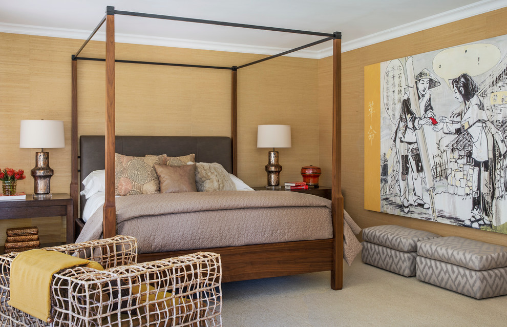 Источник вдохновения для домашнего уюта: большая хозяйская спальня в стиле неоклассика (современная классика) с коричневыми стенами и ковровым покрытием