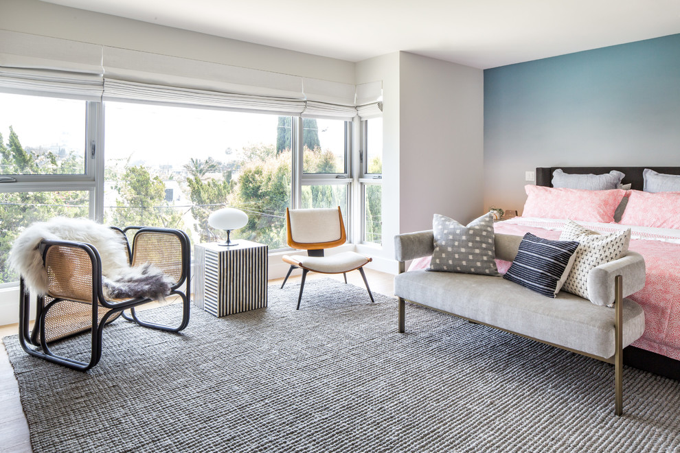 ロサンゼルスにあるコンテンポラリースタイルのおしゃれな主寝室 (白い壁、無垢フローリング、ベージュの床)