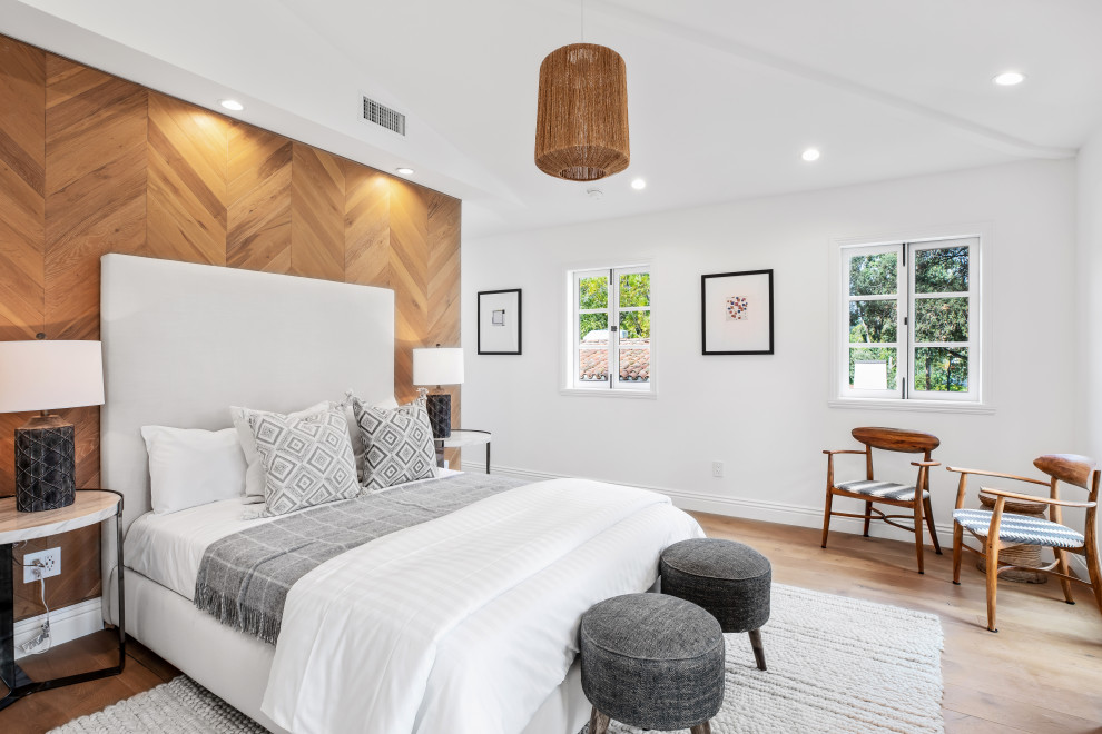 Идея дизайна: спальня в стиле неоклассика (современная классика) с белыми стенами, паркетным полом среднего тона, коричневым полом и деревянными стенами