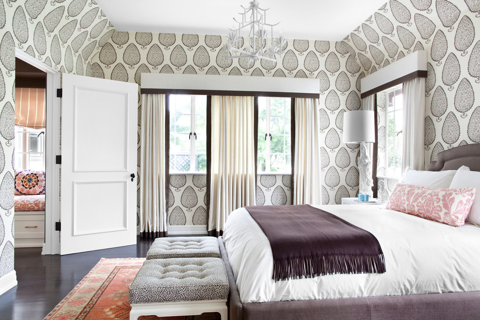 Ejemplo de dormitorio clásico renovado con suelo de madera oscura y paredes multicolor