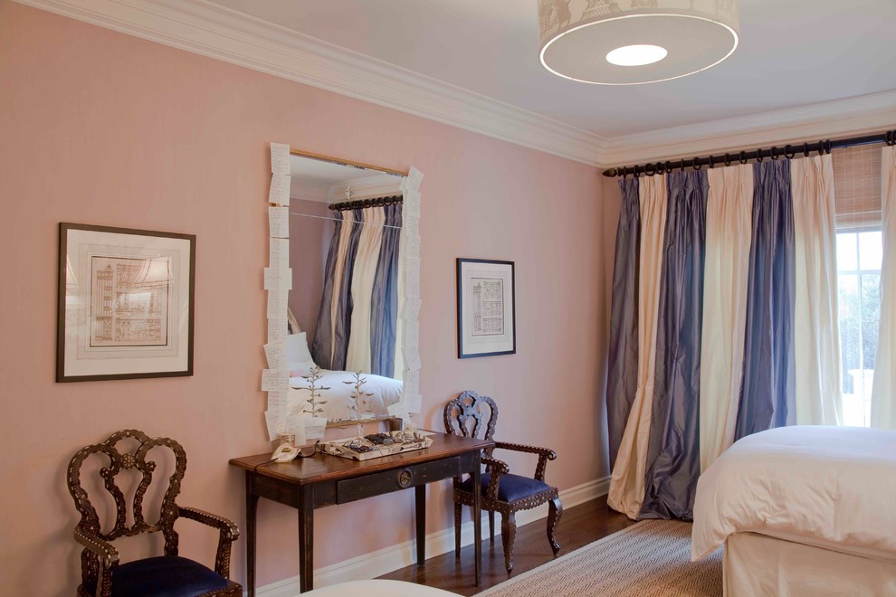Ispirazione per una grande camera degli ospiti tradizionale con pareti rosa, parquet scuro e nessun camino