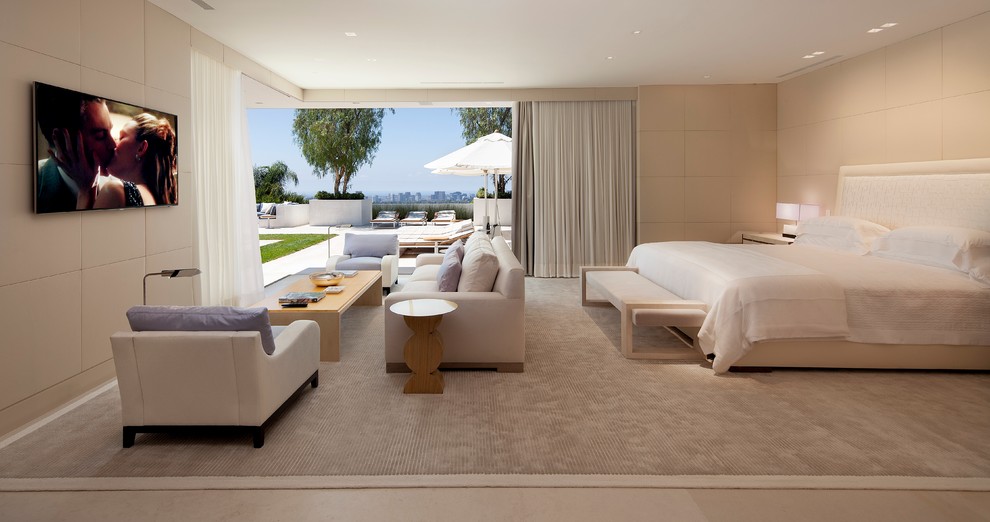 Modernes Schlafzimmer ohne Kamin mit beiger Wandfarbe in Orange County
