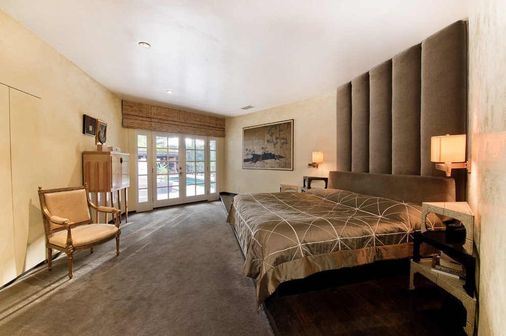 Свежая идея для дизайна: хозяйская спальня в стиле неоклассика (современная классика) с желтыми стенами без камина - отличное фото интерьера