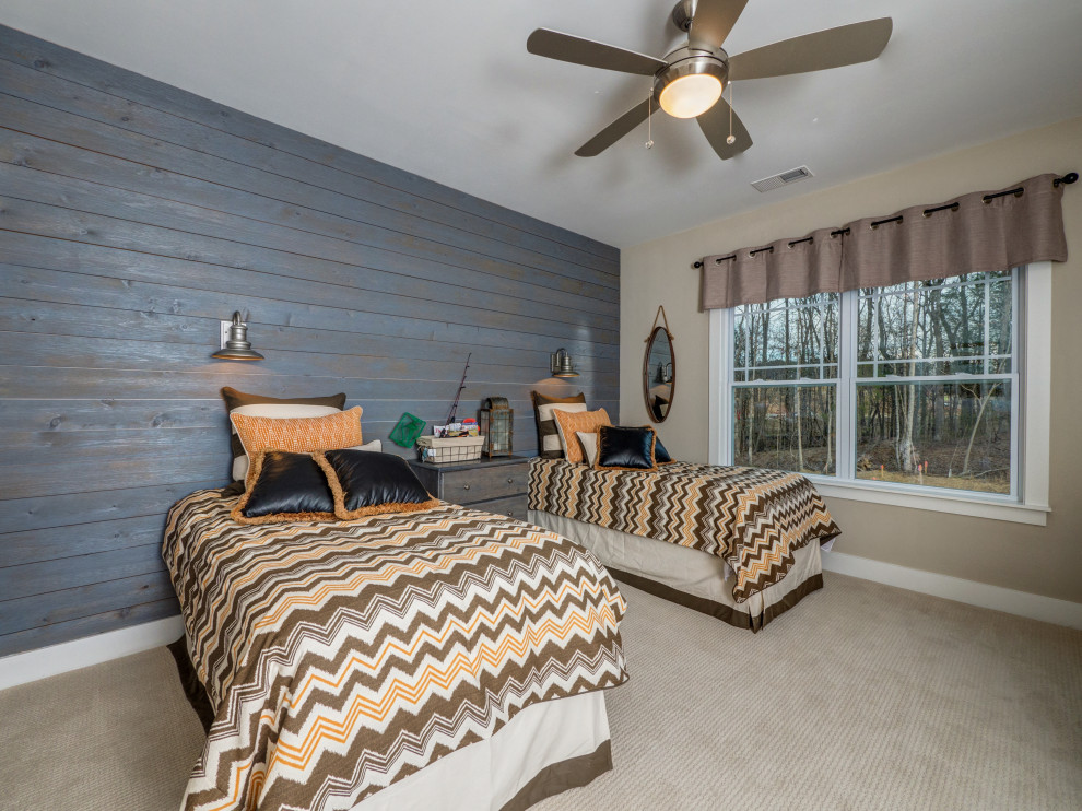Foto på ett mellanstort sovrum, med grå väggar, heltäckningsmatta och beiget golv
