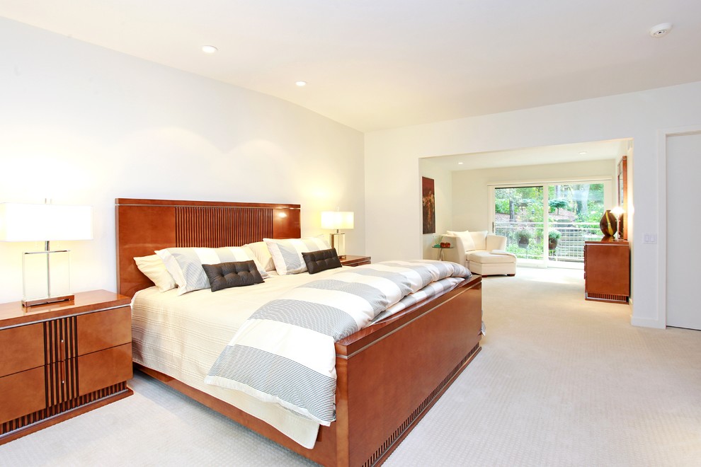 Large traditional master bedroom in Chicago with white walls, carpet and no fireplace.
