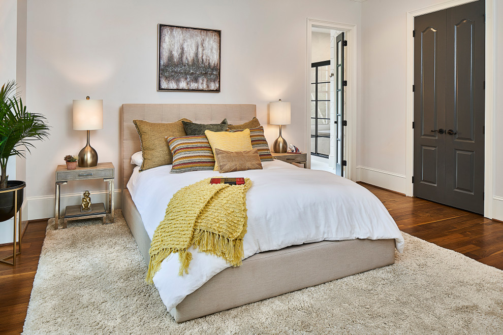 Imagen de dormitorio principal clásico renovado de tamaño medio sin chimenea con paredes blancas, suelo de madera oscura y suelo marrón