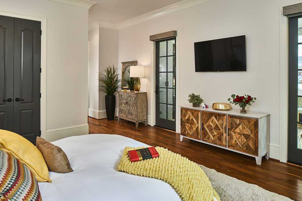 Свежая идея для дизайна: хозяйская спальня среднего размера в стиле неоклассика (современная классика) с белыми стенами, темным паркетным полом и коричневым полом без камина - отличное фото интерьера