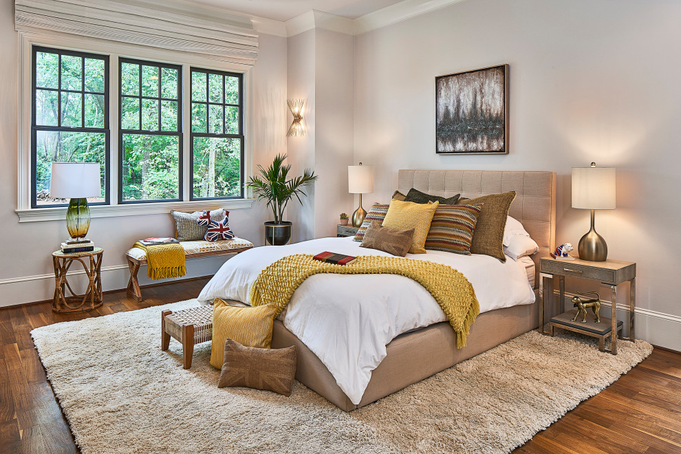 シャーロットにある中くらいなトランジショナルスタイルのおしゃれな主寝室 (濃色無垢フローリング、暖炉なし、茶色い床、グレーの壁、グレーとブラウン) のレイアウト
