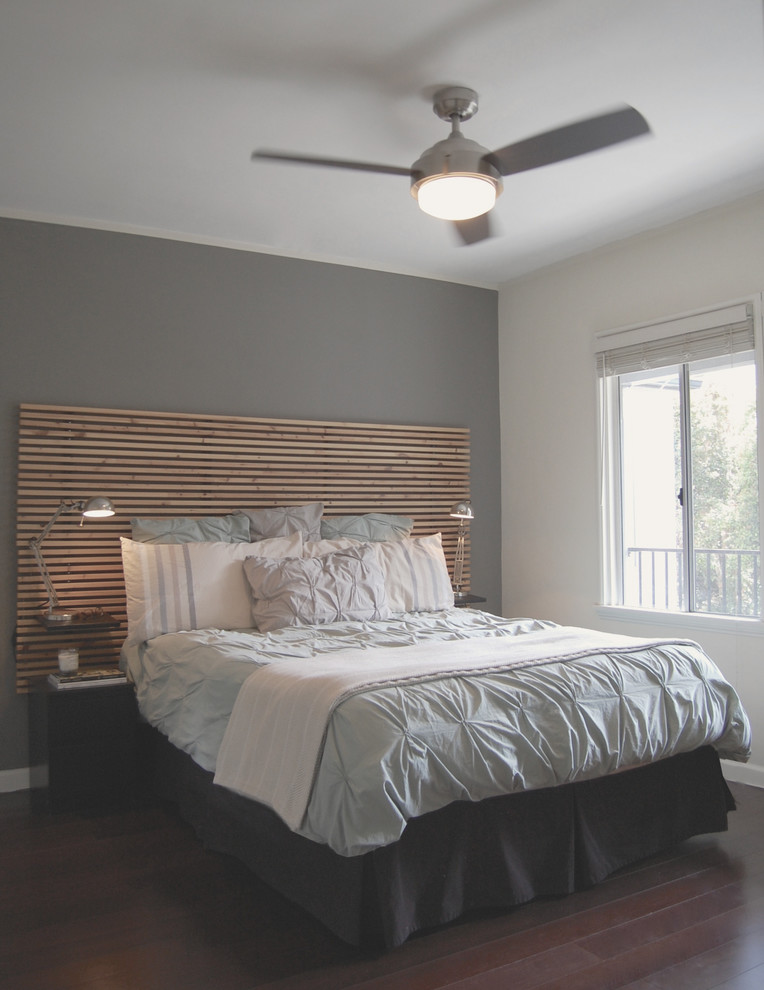 ロサンゼルスにある小さなトランジショナルスタイルのおしゃれな主寝室 (グレーの壁、竹フローリング、茶色い床、グレーとクリーム色) のレイアウト