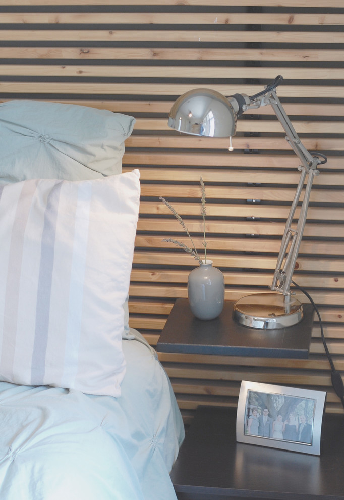 ロサンゼルスにある小さなトランジショナルスタイルのおしゃれな主寝室 (グレーの壁、竹フローリング、茶色い床)