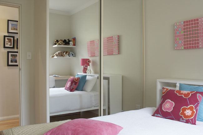 シドニーにある小さなコンテンポラリースタイルのおしゃれな寝室 (白い壁、淡色無垢フローリング) のインテリア