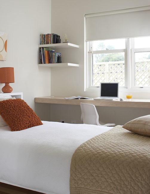 На фото: маленькая спальня в современном стиле с белыми стенами и светлым паркетным полом для на участке и в саду с