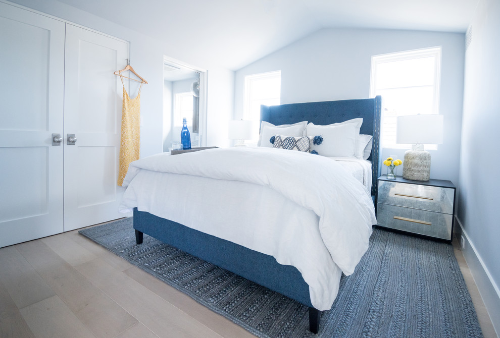 На фото: гостевая спальня (комната для гостей) в современном стиле с синими стенами и светлым паркетным полом