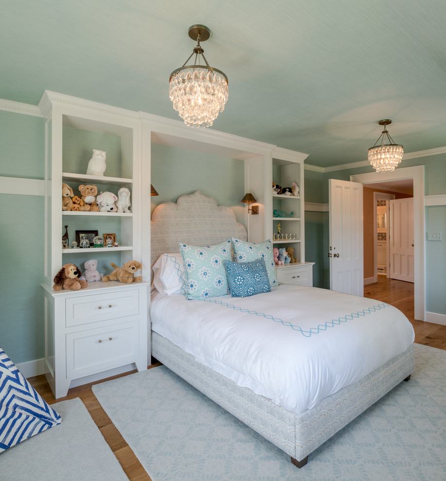 Modelo de dormitorio clásico grande con paredes verdes, suelo de madera clara y suelo beige