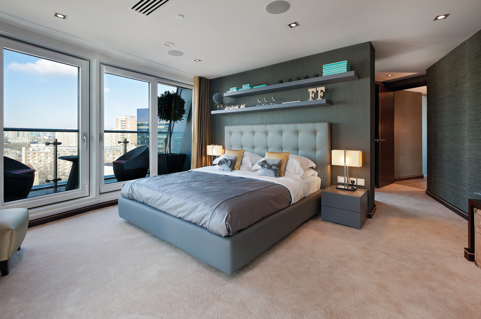 Mittelgroßes Modernes Schlafzimmer mit grauer Wandfarbe und Teppichboden in London