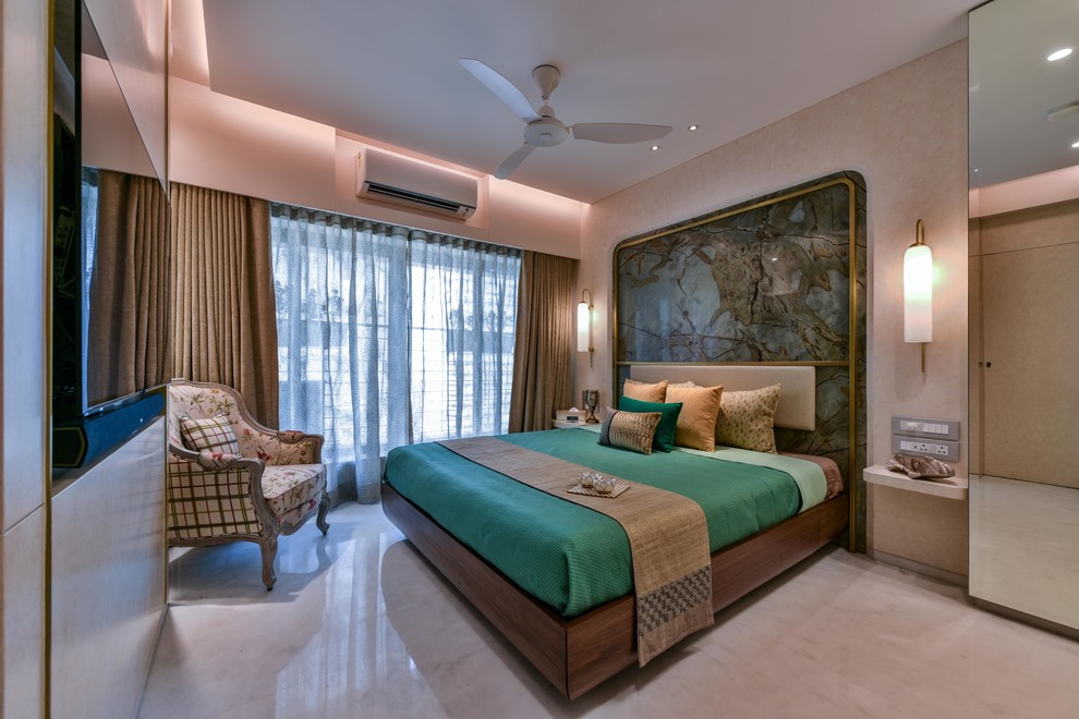 Imagen de dormitorio televisión de estilo zen con paredes beige, suelo de mármol y suelo blanco