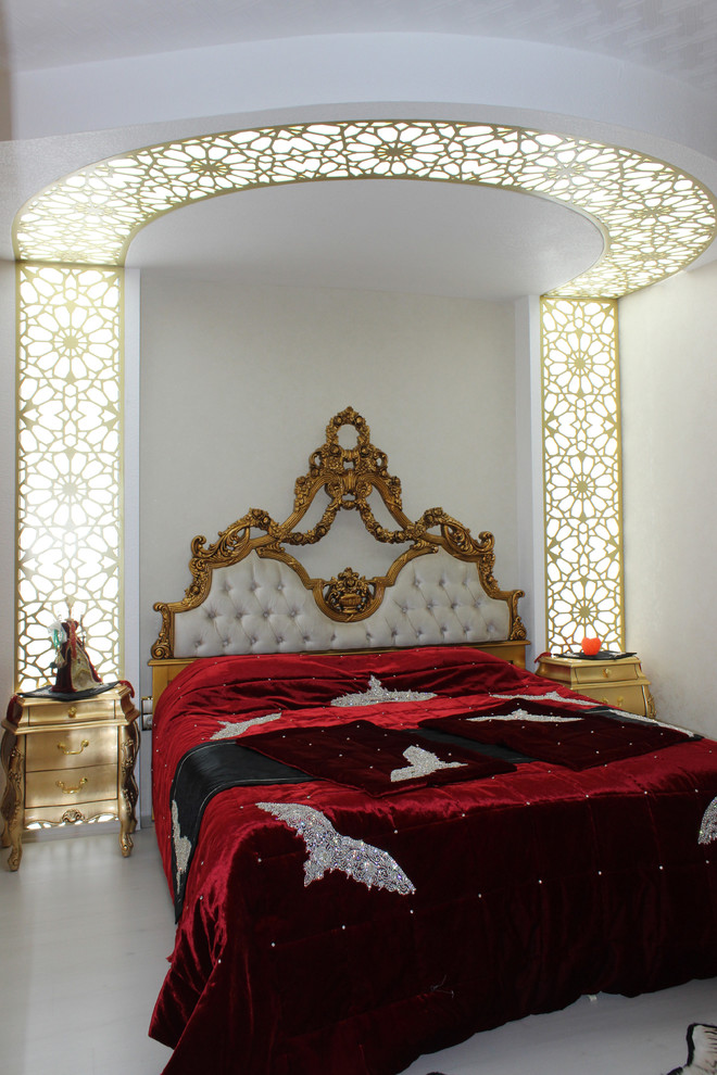 他の地域にあるトラディショナルスタイルのおしゃれな寝室 (白い壁) のレイアウト