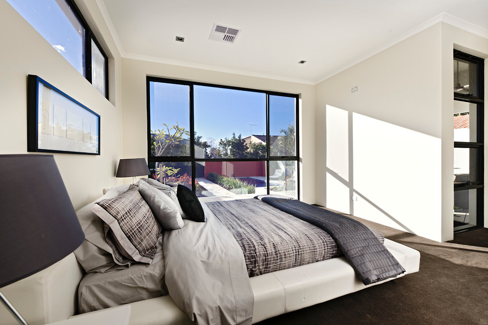 Mittelgroßes Modernes Schlafzimmer mit grauer Wandfarbe und Teppichboden in Perth