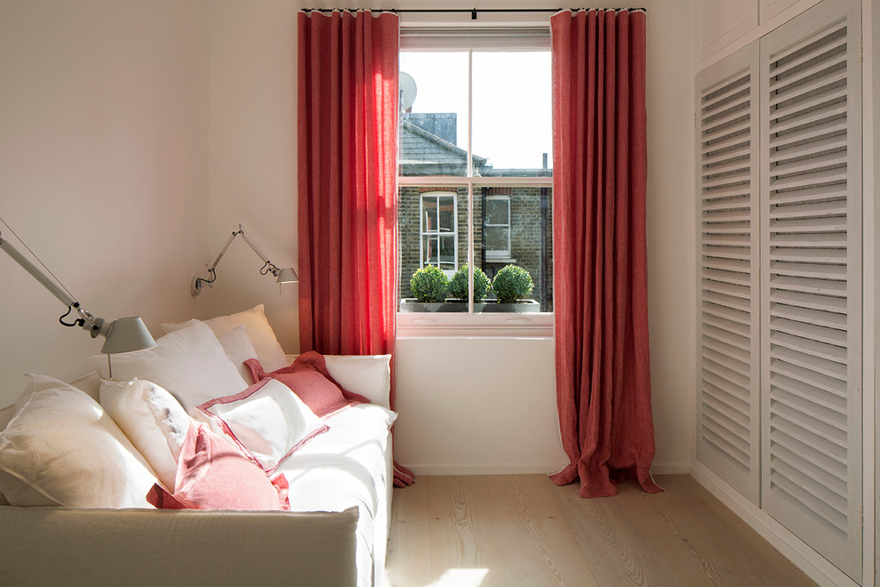 Imagen de habitación de invitados contemporánea de tamaño medio con paredes blancas, suelo de madera clara y suelo beige