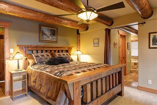 Ejemplo de dormitorio tipo loft rural con paredes beige y moqueta