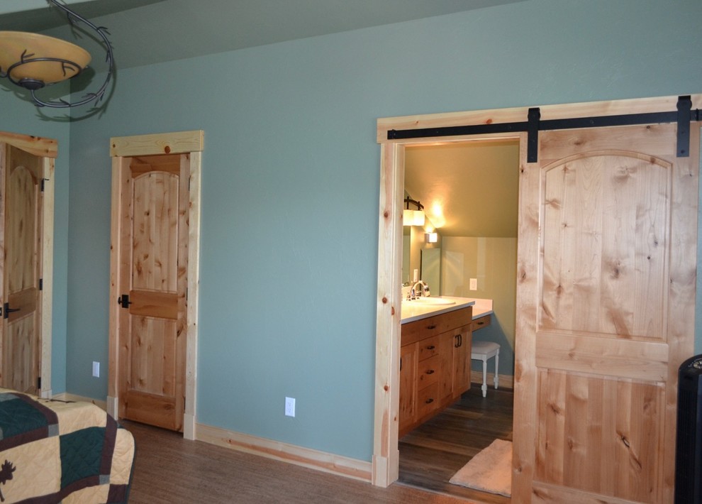 Источник вдохновения для домашнего уюта: хозяйская спальня среднего размера в стиле рустика с зелеными стенами, пробковым полом и коричневым полом