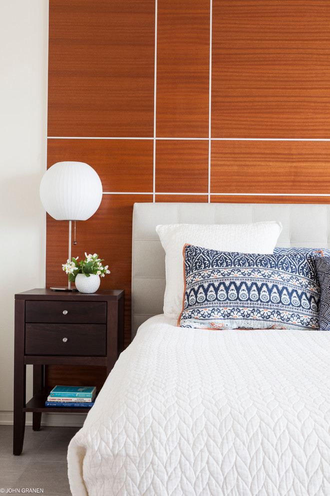 シアトルにある広いコンテンポラリースタイルのおしゃれな主寝室 (白い壁、磁器タイルの床)