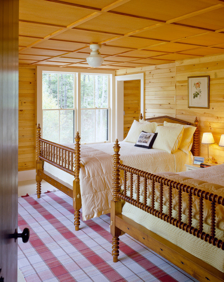 На фото: гостевая спальня среднего размера, (комната для гостей) в стиле рустика с полом из известняка и бежевым полом